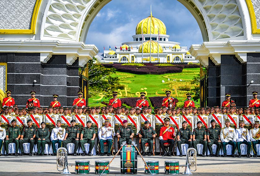 Anggota Pasukan Batalion Pertama Rejimen Askar Melayu Diraja (1 RAMD) dan Skuadron Istiadat Berkuda (SIB) di bawah naungan Markas 12 Briged bergambar pada Istiadat Pertukaran Pengawal Istana Negara hari ini. - Foto Bernama