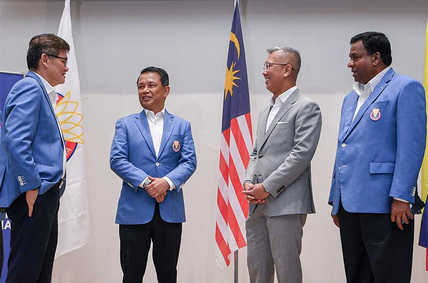 Presiden baharu Persatuan Badminton Malaysia (BAM) Tengku Datuk Seri Zafrul Tengku Abdul Aziz (dua, kanan) beramah mesra bersama bekas Presiden BAM Tan Sri Mohamad Norza Zakaria (dua, kiri) . - Foto Bernama