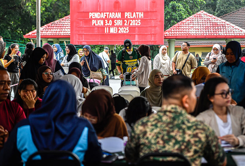 Para pelatih wanita hadir pada sesi pendaftaran bagi mengikuti Program Latihan Khidmat Negara (PLKN) 3.0 Siri 2/2025 di Kem Rejimen 515 Askar Wataniah hari ini. - Foto Bernama