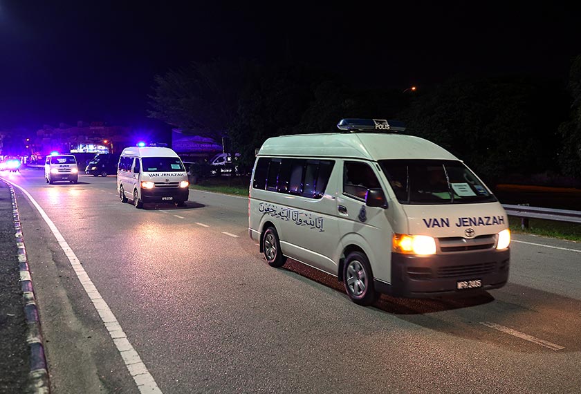 Van jenazah membawa mangsa nahas jalan raya membabitkan anggota FRU di Jalan Chikus-Sungai Lampam dibawa keluar untuk penghormatan terakhir di Markas Unit 5, FRU Sungai Senam, Ipoh selepas selesai disolatkan di Surau Ar-Rahman, IPD Hilir Perak pagi ini. --fotoBERNAMA