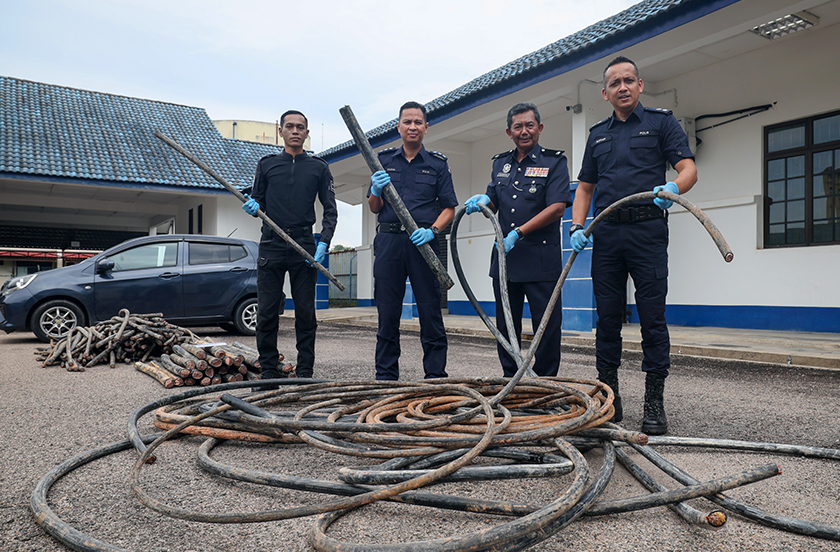 Ketua Polis Daerah Marang, Supt Mohd Sofian Redzuan (kanan) bersama anggotanya menunjukkan kabel telekomunikasi yang dicuri oleh Geng Apan Sungai Petani pada sidang media di Ibu Pejabat Polis Daerah Marang, hari ini. - Foto Bernama