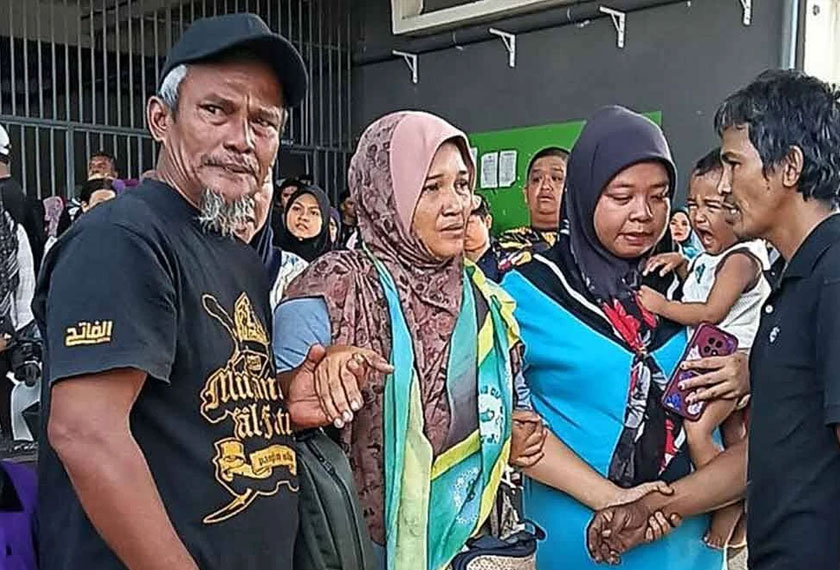 Siti Zaharah dipapah suaminya di pekarangan PPR Krubong, semalam. - Foto Sinar Harian