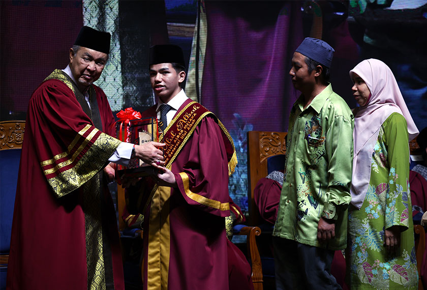 Ahmad Zahid (kiri) menyampaikan Anugerah Tokoh Ulul Albab 2024 kepada Muhammad Ridhwan Faizulazmey (dua, kiri) pada majlis Graduasi Huffaz dan Apresiasi Kecemerlangan Ulul Albab 2024/2025 di Ayer Keroh, hari ini. - Foto Bernama