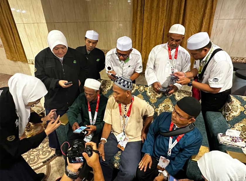 Rakan-rakan menunjukkan gambar Allahyarham Che Lah yang diambil sebelum dia meninggal dunia. - Gambar/ Astro AWANI