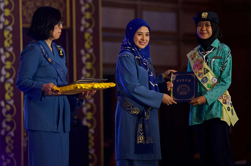 Raja Permaisuri Agong Raja Zarith Sofiah berkenan menyampaikan sijil penghargaan kepada ahli Persatuan Pandu Puteri Malaysia (PPPM) pada Persidangan dan Mesyuarat Agung Tahunan ke-60 hari ini. - Foto Bernama