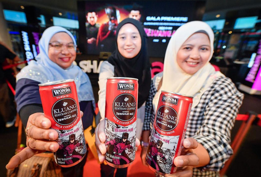 Caption: Pengunjung Malam Gala Tayangan Perdana Keluang Man The Movie tidak terlepas untuk mendapatkan tin edisi khas Wonda Kopi Kluang. - Gambar Astro Shaw