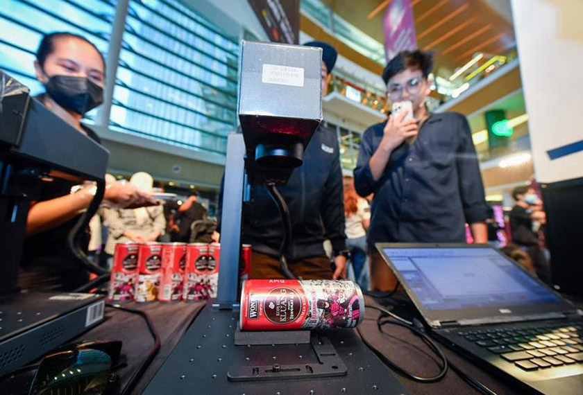 Caption: Pengunjung turut berpeluang mengukir nama pada tin edisi khas tersebut bagi menjadikannya lebih istimewa untuk dibawa pulang. - Gambar Astro Shaw