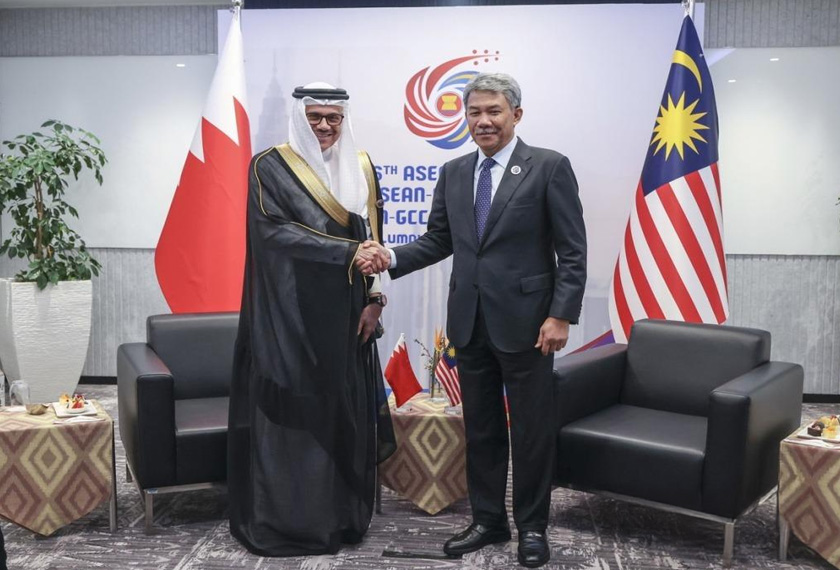 Mohamad dan Alzayani ketika pertemuan mereka semalam.&nbsp;--fotoBERNAMA