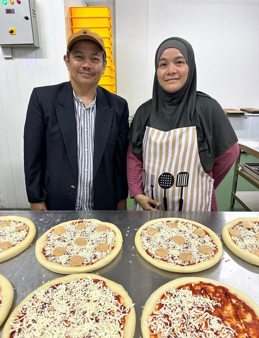 Mohd Khairil Azrin bertuah kerana sentiasa mendapat sokongan daripada isteri tercinta, Siti Rokhiyah.