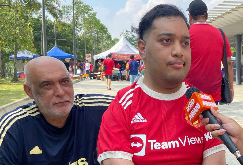 Syed Muhammad (kanan) sanggup hadir ke Stadium Nasional Bukit Jalil untuk menyaksikan perlawanan walaupun berkerusi roda. - Astro AWANI