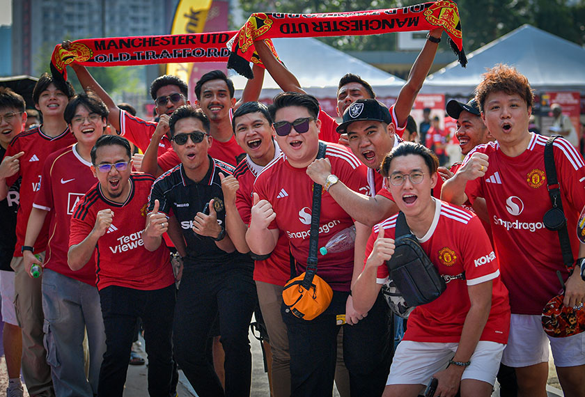 Para peminat dan penyokong tegar bersemangat untuk menyaksikan perlawanan malam ini di Stadium Nasional Bukit Jalil. - Bernama