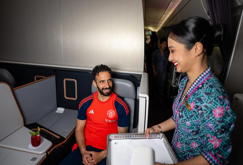 Selepas perlawanan mereka di Hong Kong, Manchester United akan kembali ke Manchester dengan menaiki pesawat A350-900. - Foto Malaysia Airlines