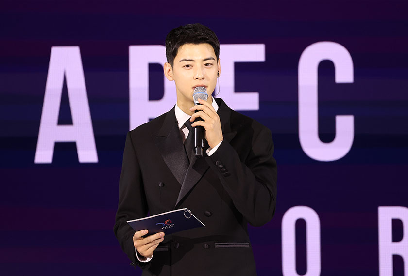 Pelakon dan idola K-pop popular, Cha Eun-woo membuka pentas sebagai pengacara malam tersebut. - Foto APEC Korea 2025