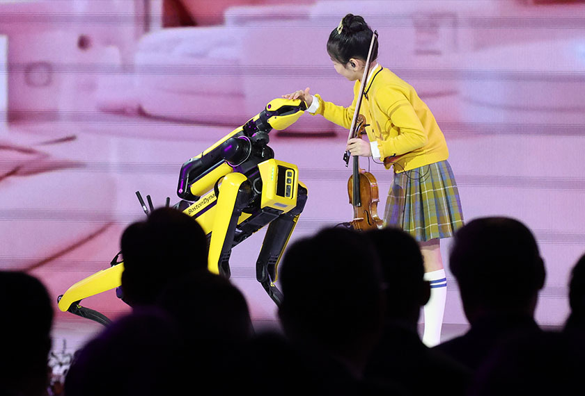 Robot berkaki empat, Spot, bergandingan dengan Kim Yeon-ah dalam persembahan yang melambangkan harapan dan keharmonian antara manusia dan teknologi. - Foto APEC Korea 2025