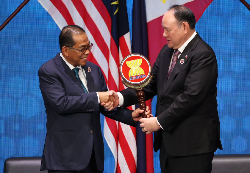 Mohamed Khaled menyerahkan kepengerusian ADMM-Plus kepada Filipina. - Foto MINDEF