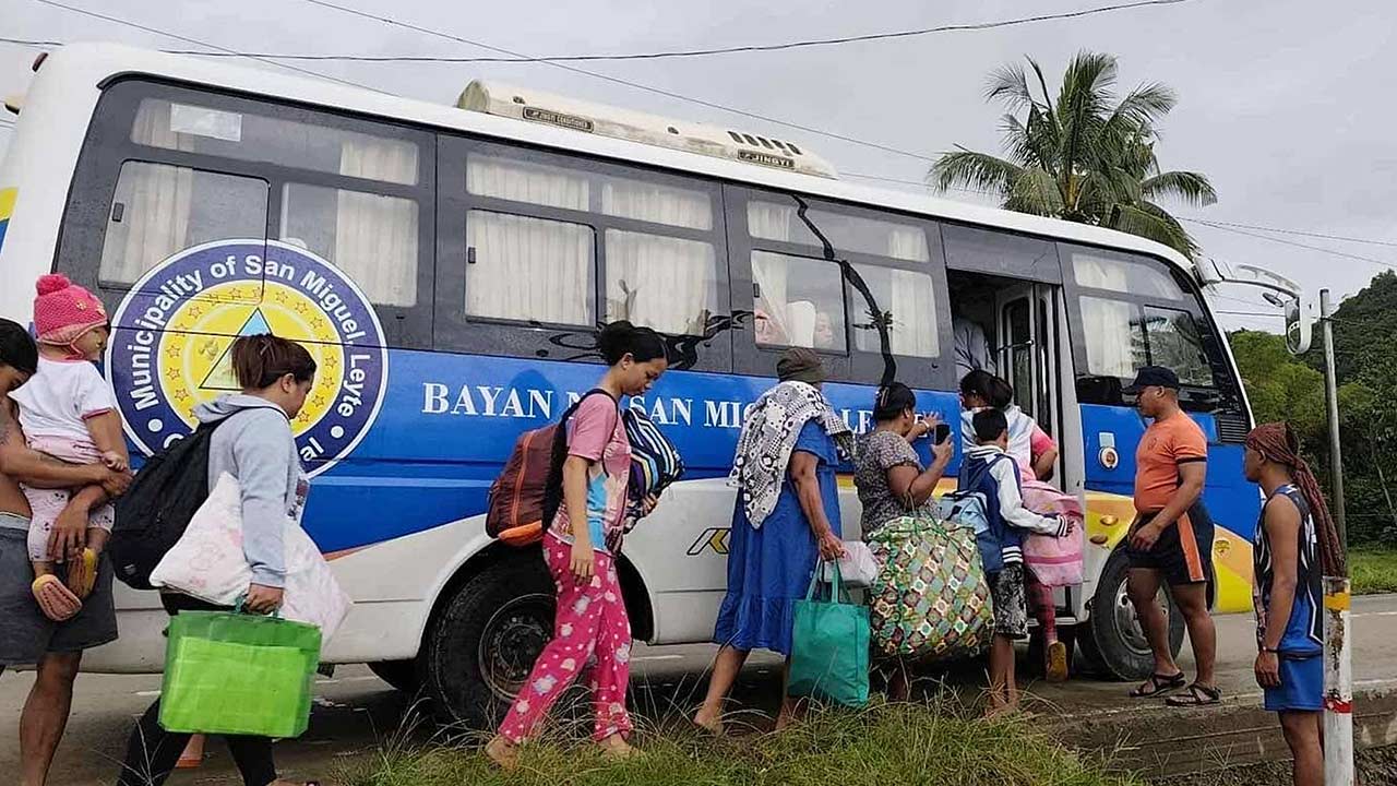 Taufan Kalmaegi landa Filipina, amaran ancaman nyawa dikeluarkan | Awani