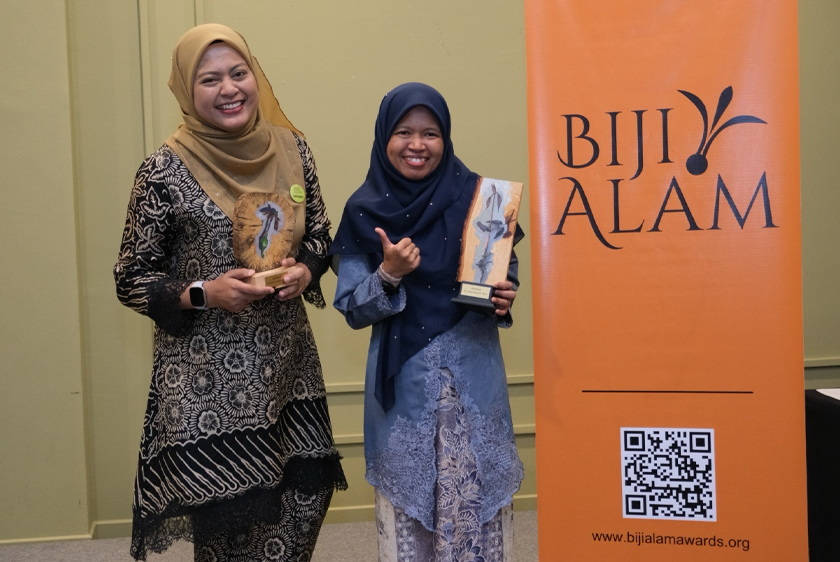 bersama Dr. Nurzhafarina Othman, pengasas Seratu Aatai, yang komited melindungi gajah Borneo merupakan dua penerima Outstanding Malaysian Nature Conservationist Award 2025 oleh Biji Alam.