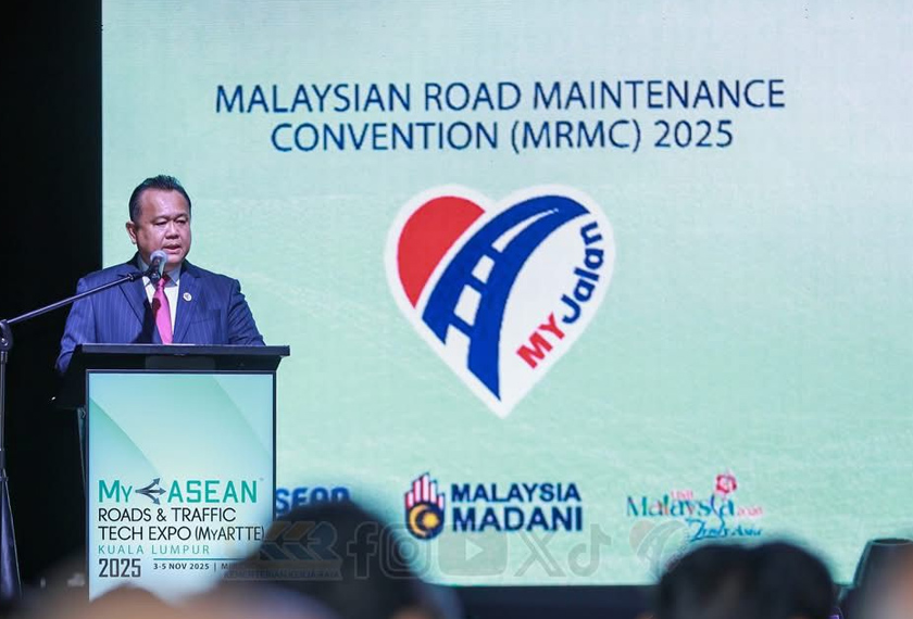 Nanta Linggi ketika menyampaikan ucapan dalam Konvensyen Penyenggaraan Jalan Malaysia (KPJM) 2025. - Gambar KKR