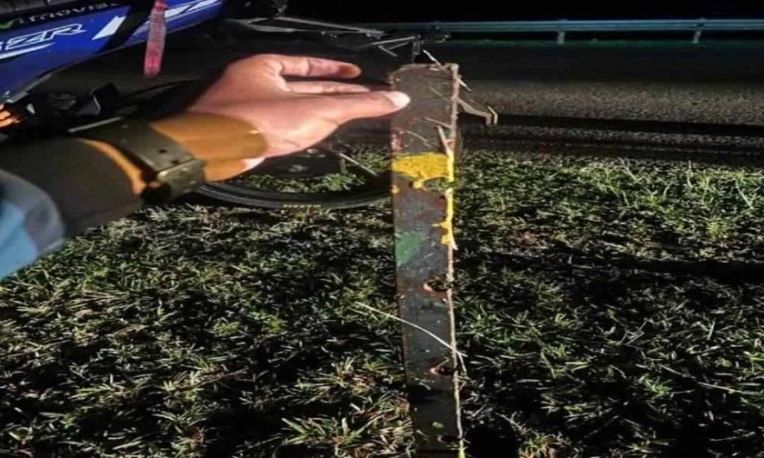 Serpihan besi yang mengenai kaki Muhammad Irfan menyebabkan tulangnya patah dalam kejadian di Kilometer (km) 375, Lebuhraya Pantai Timur 2 (LPT2) berhampiran Ajil, Hulu Terengganu. - Foto Sinar Harian