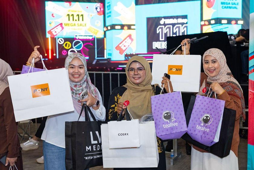 Beberapa pengunjung menikmati momen gembira di Karnival TikTok Shop 11.11 Jualan Mega. - Foto TikTok Malaysia