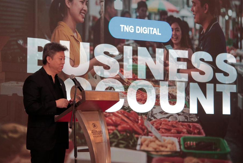 Ketua Pegawai Eksekutif TNG Digital, Alan Ni, berucap semasa pelancaran akaun perniagaan digital TNG eWallet, yang memudahkan pengurusan transaksi bagi peniaga kecil dan pekerja gig. – Gambar CIMB