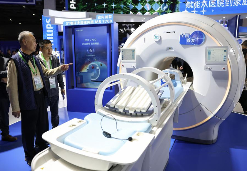Visitors learn about the MR7700 multinuclear magnetic resonance scanner of Philips, which made its debut in China, during the 8th China International Import Expo (CIIE) in east China's Shanghai, Nov. 6, 2025. - Xinhua/Meng Chenguang