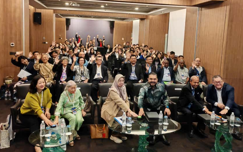 From left — Professor Zhang Yanqiu (Deputy Director, Communication University of China, Institute for Community with Shared Future); Datin Paduka Tan Siok Choo; UTAR Vice-President Professor Zuraidah Manaf. From right — Dennis Seng (General Manager, Ibis KLCC); Datuk Abdul Majid; Fairuz Adli Adli (Deputy Director-General, ASEAN External Relations Division, ASEAN–Malaysia National Secretariat, Ministry of Foreign Affairs). - Malaysia-China Friendship Association 