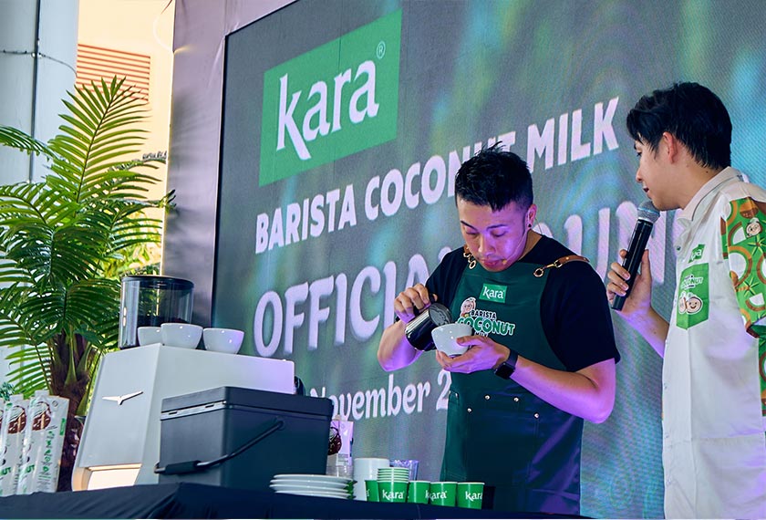 Barista profesional terkemuka tanah air, Shaun Liew, ketika sesi demonstrasi pembuatan minuman berasaskan kopi dengan menggunakan Kara Barista Coconut Milk. - Foto Kara Malaysia