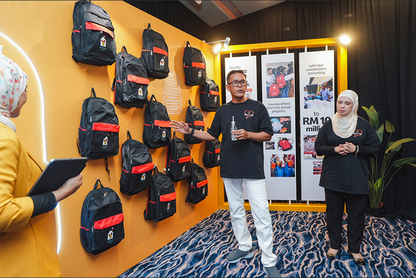 Datuk Azmir Jaafar dan Melati Abdul Hai melihat Program Pek Kembali Ke Sekolah dan paparan Gift of Smile; kedua-dua program yang akan mendapat manfaat daripada 20 sen yang didermakan untuk setiap set Prosperity Value Meal yang dijual. - Foto McDonald’s Malaysia