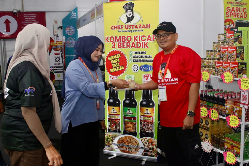 Antara jenama yang menyertai Grand Finale Jelajah Karnival KPDN 2025 dan Kempen Beli Barangan Malaysia (KBBM) Zon Tengah, Chef Ustazah ketika mempromosikan produk. - Foto KPDN
