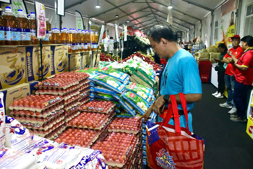 Pengunjung menikmati pelbagai tawaran barangan lokal. - Foto KPDN