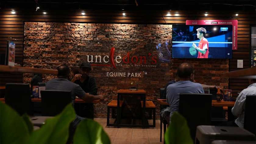 Suasana di dalam Uncle Don’s Equine Park yang dilengkapi siaran sukan langsung, menjadikannya tumpuan peminat sukan setiap hari. - Gambar AstroBiz
