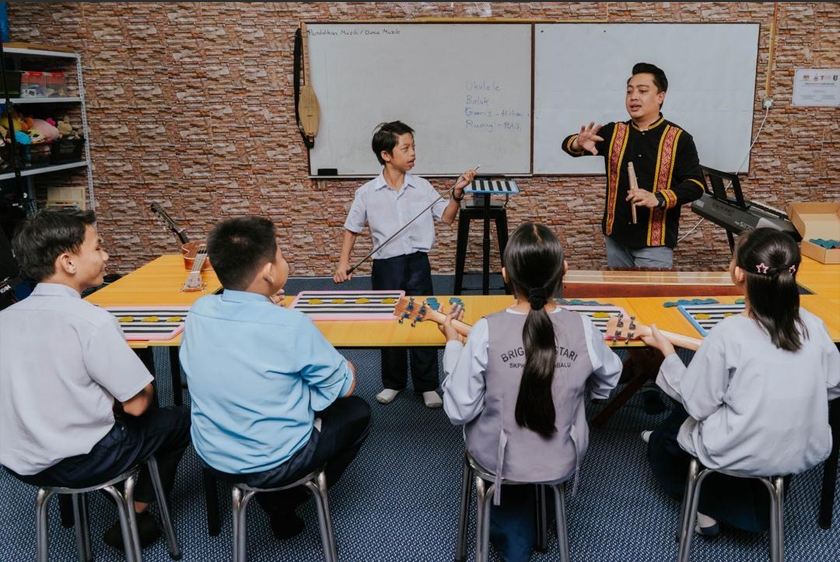 Stefanus Lucas mengadakan demonstrasi pengajaran, menerangkan bagaimana murid masalah pendengaran dapat mengikuti pembelajaran melalui rentak, getaran dan kaedah pembelajaran berasaskan deria yang dibangunkannya. - Gambar Taylor’s College