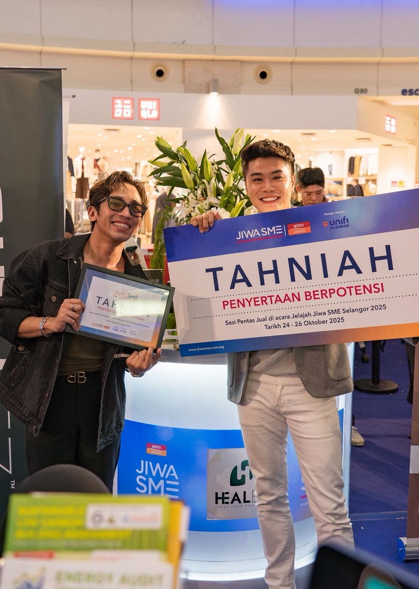 Edward Cheng bersama Faisal Halim meraikan kemenangan Naib Juara Kedua Pentas Jual Jiwa SME Selangor 2025. - Gambar Healez