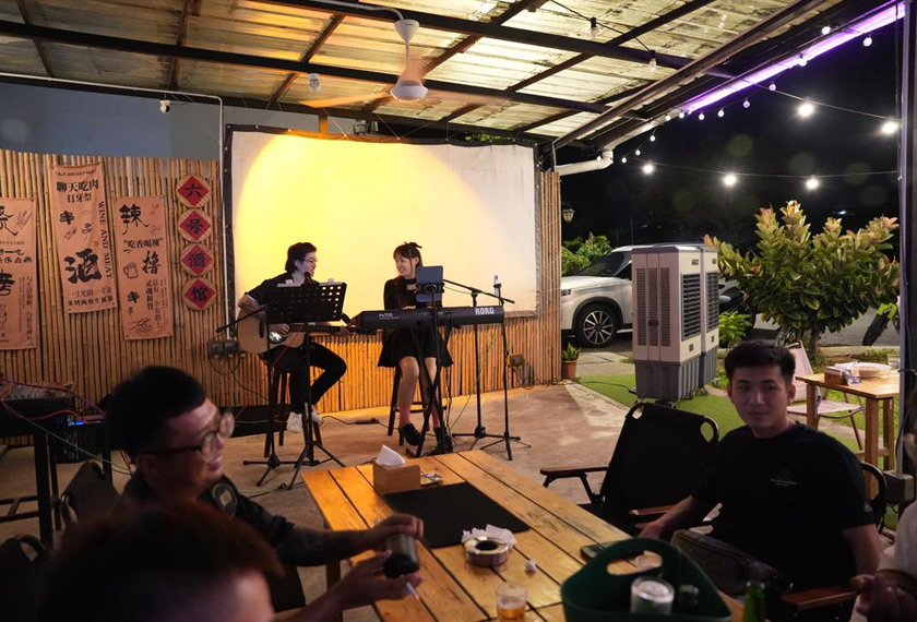 Kafe Tavern Six semakin menjadi perhatian disamping tayangan skrin besar  terutamanya apabila musim bola. - Foto Astro AWANI