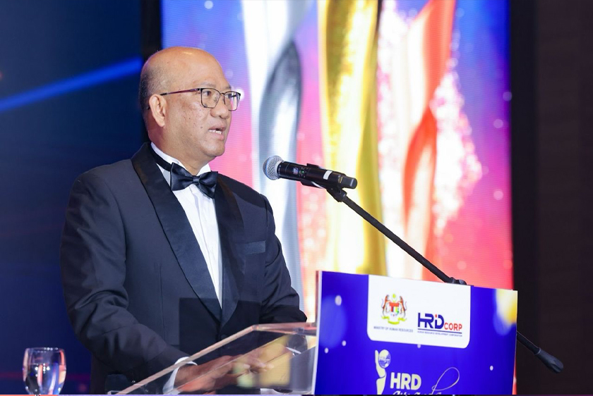 Azman ketika menyampaikan ucaptama di Majlis Malam Gala HRD Awards 2025. - Foto HRD Corp