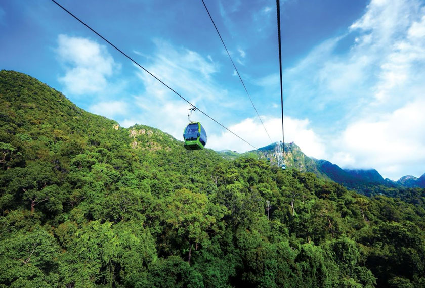 Langkawi Sky Cab tidak asing lagi dalam kalangan pelancong yang ingin menikmati pemandangan pulau secara meluas. - Foto LADA
