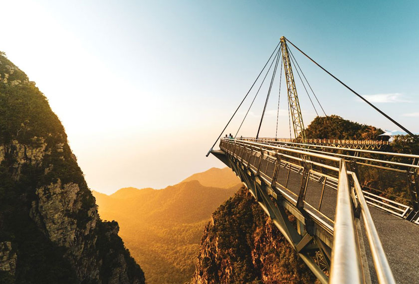 Antara lokasi tumpuan pelancong, Sky Bridge. Foto LADA