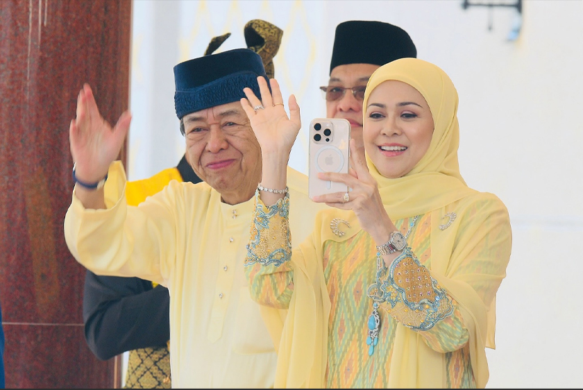 Istiadat pernikahan yang dilakukan dengan penuh tertib mengikut adat itu disaksikan Sultan Sharafuddin dan Tengku Permaisuri Selangor Tengku Permaisuri Norashikin. - Foto FB Selangor Royal Office