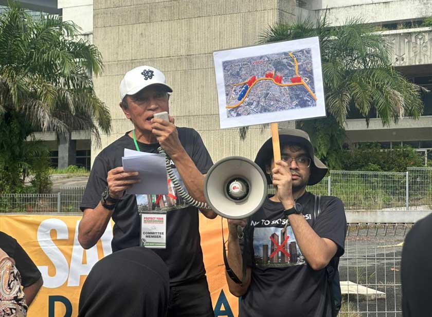 Kira-kira 200 penduduk Bukit Damansara berhimpun di hadapan Wisma Damansara, pada Sabtu, bagi menolak cadangan pembangunan semula oleh BRDB Developments Sdn Bhd. Projek, melibatkan pembinaan dua menara setinggi 60 tingkat dengan nisbah plot 1:9.6.