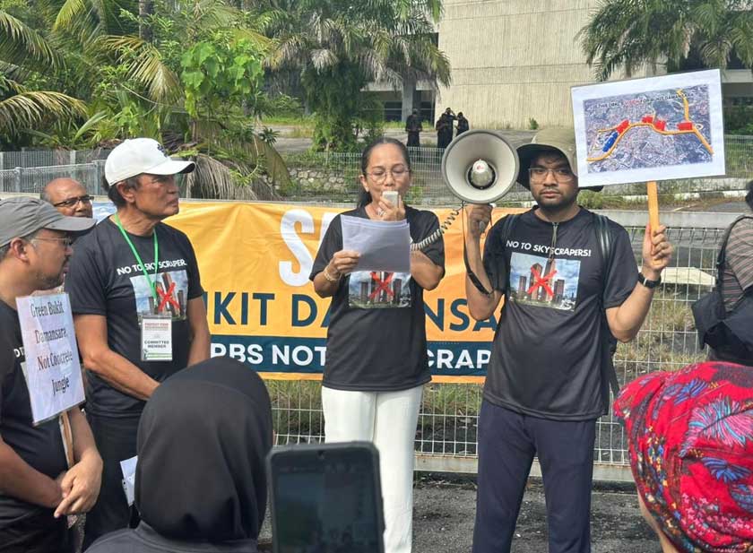 Kira-kira 200 penduduk Bukit Damansara berhimpun di hadapan Wisma Damansara, pada Sabtu, bagi menolak cadangan pembangunan semula oleh BRDB Developments Sdn Bhd. Projek, melibatkan pembinaan dua menara setinggi 60 tingkat dengan nisbah plot 1:9.6.