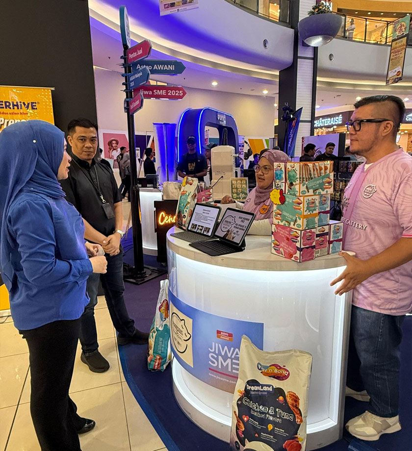 Nazlina melawat sekitar reruai yang mengambil bahagian dalam acara Jiwa SME 2025 di Melaka.