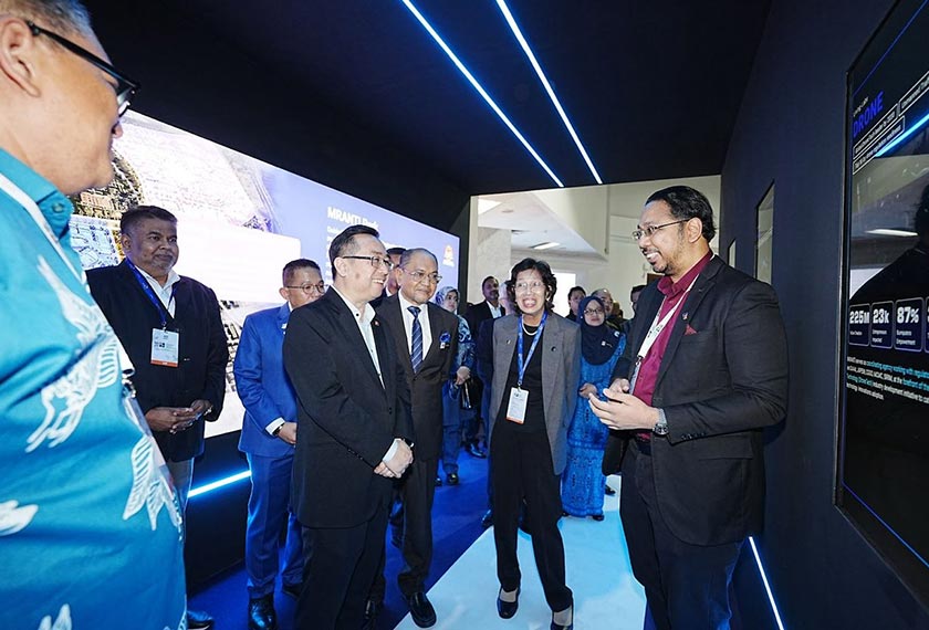 Chang Lih Kang melawat reruai pameran MRANTI sempena I-NATION 2025. - Foto MRANTI