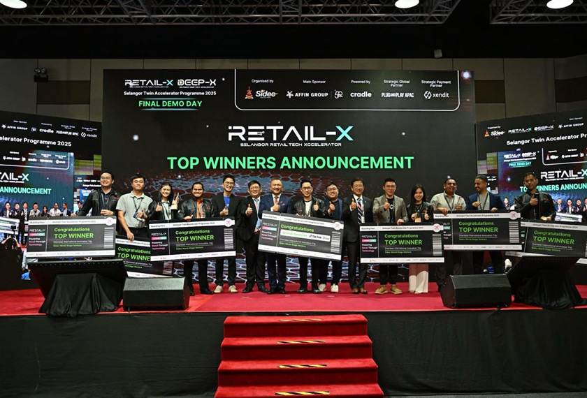 Antara pemenang kategori utama ketika sesi bergambar susulan menerima hadiah. - Foto Sidec