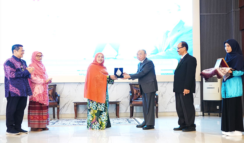 PENYERAHAN cenderamata daripada Rektor UNINDRA Indonesia, Prof. Dr. H.Sumaryoto kepada Ketua Jabatan Bahasa Melayu, FBMK, Dr. Fazilah Husin sebagai wakil UPM.