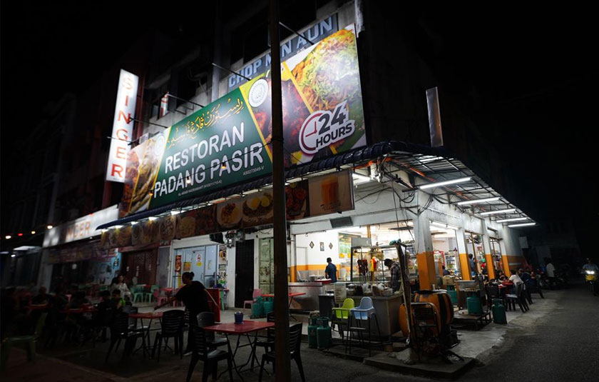 Restoran Padang Pasir kian terkenal sebagai sebuah hub sosial dalam kalangan setempat, tempat di mana berita dikongsi dan persahabatan terjalin. - Foto Astro AWANI