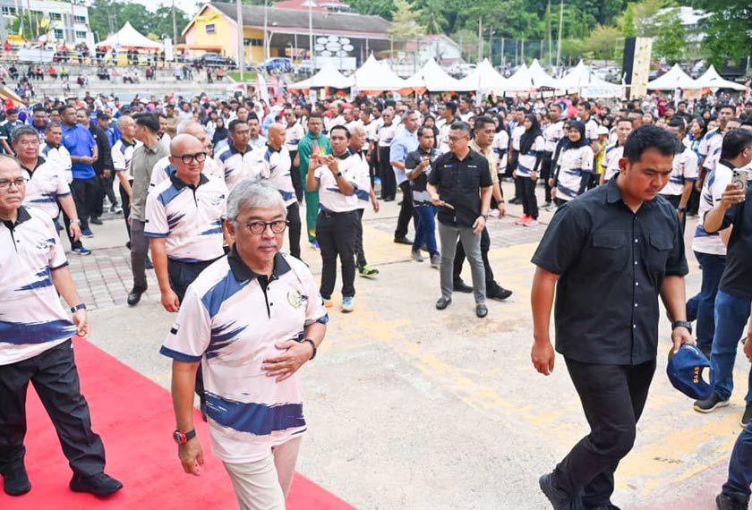 Keberangkatan tiba Al-Sultan Abdullah Ri’ayatuddin Al-Mustafa Billah Shah di Dataran Orang Kaya Haji, Lipis bagi majlis pelancaran Majlis Rekreasi Pahang (MRP) disambut meriah oleh para hadirin. - Foto Unit Komunikasi Strategik Pahang