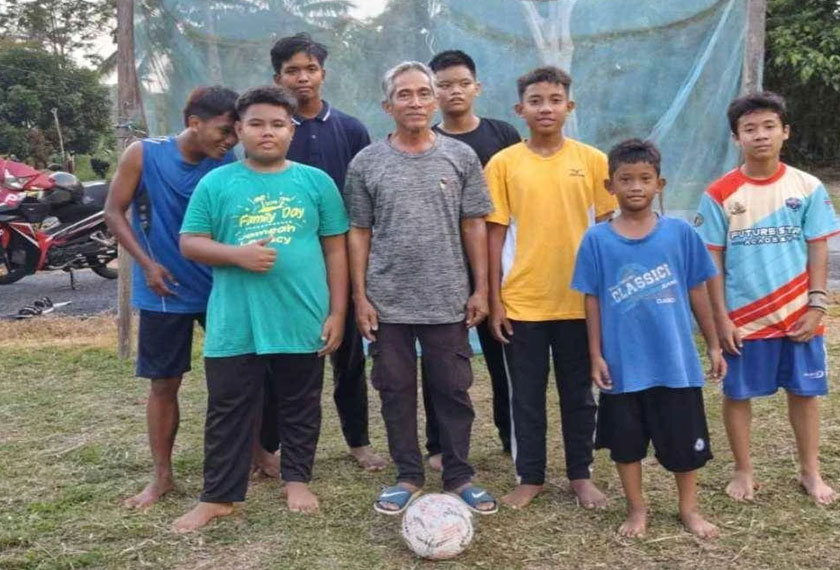 Halaman rumah Ketua Kampung Kuala Pah, Muhamad Raus Md Som dijadikan tempat bermain bola sepak.