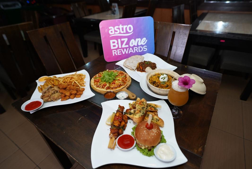 Pelbagai juadah makanan lokal dan barat disajikan El Dinos Cafe & Bistro, Seremban selain dilengkapi hiburan tanpa had iaitu tayangan rancangan sukan menerusi AstroBiz. - Foto Astro AWANI