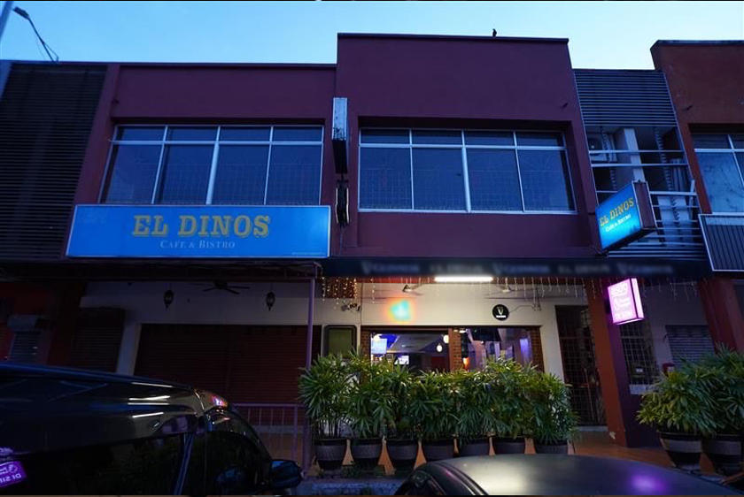 El Dinos Cafe & Bistro, Seremban antara restoran yang bersinar di kawasan itu ketika waktu malam. - Astro AWANI